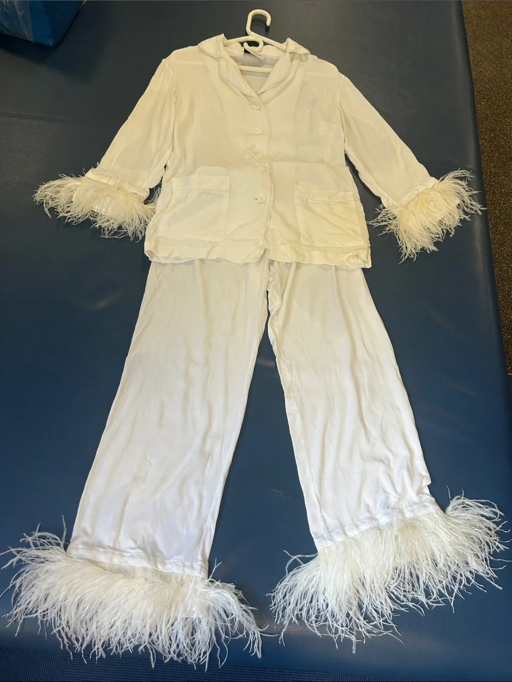 SLEEPER sz XS PRE-OWNED White Feather-Trim Button Pajama Set -FLAWED